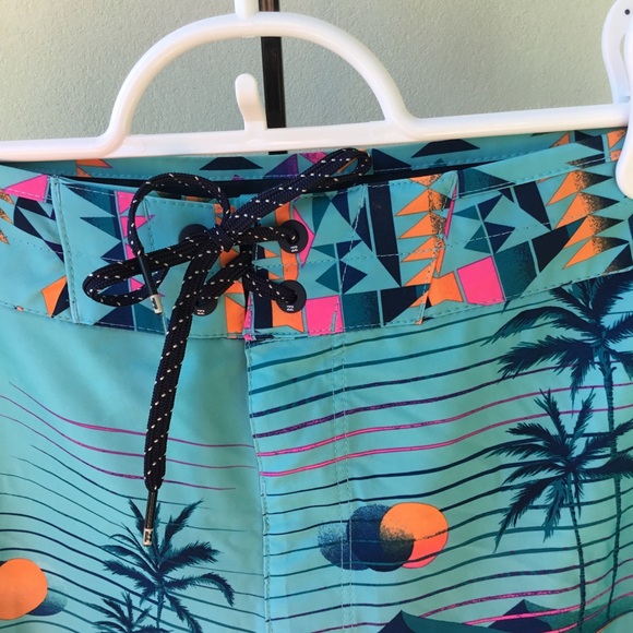 Billabong Men's shorts Size 36 EUC Aqua Blue with Island print - Picture 5 of 16